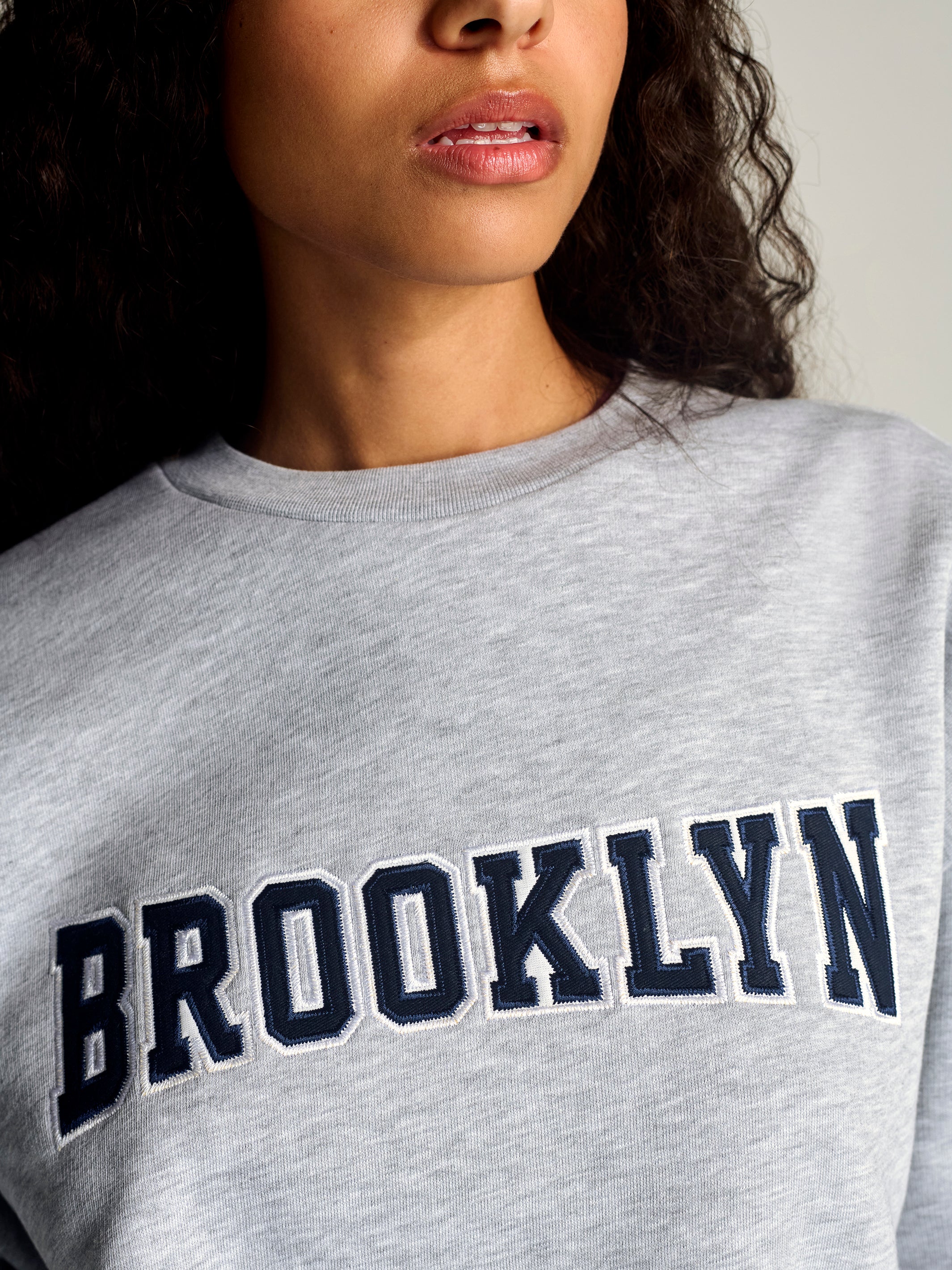 Women's Campus Crew Neck Sweatshirt In Light Grey Melange - BROOKLYN INDUSTRIES