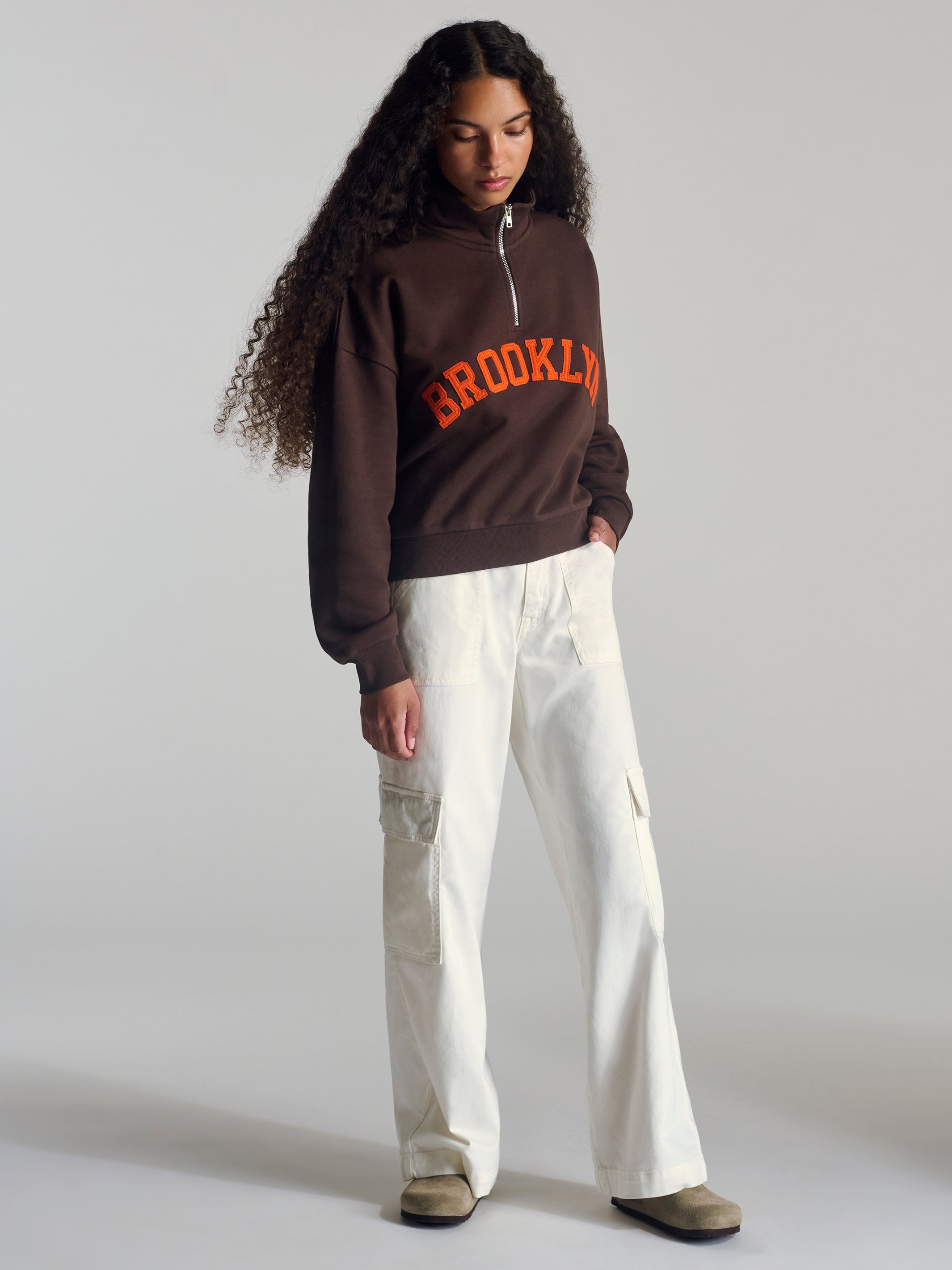 Women's Campus Half Zip Sweatshirt In Coffee Bean - BROOKLYN INDUSTRIES