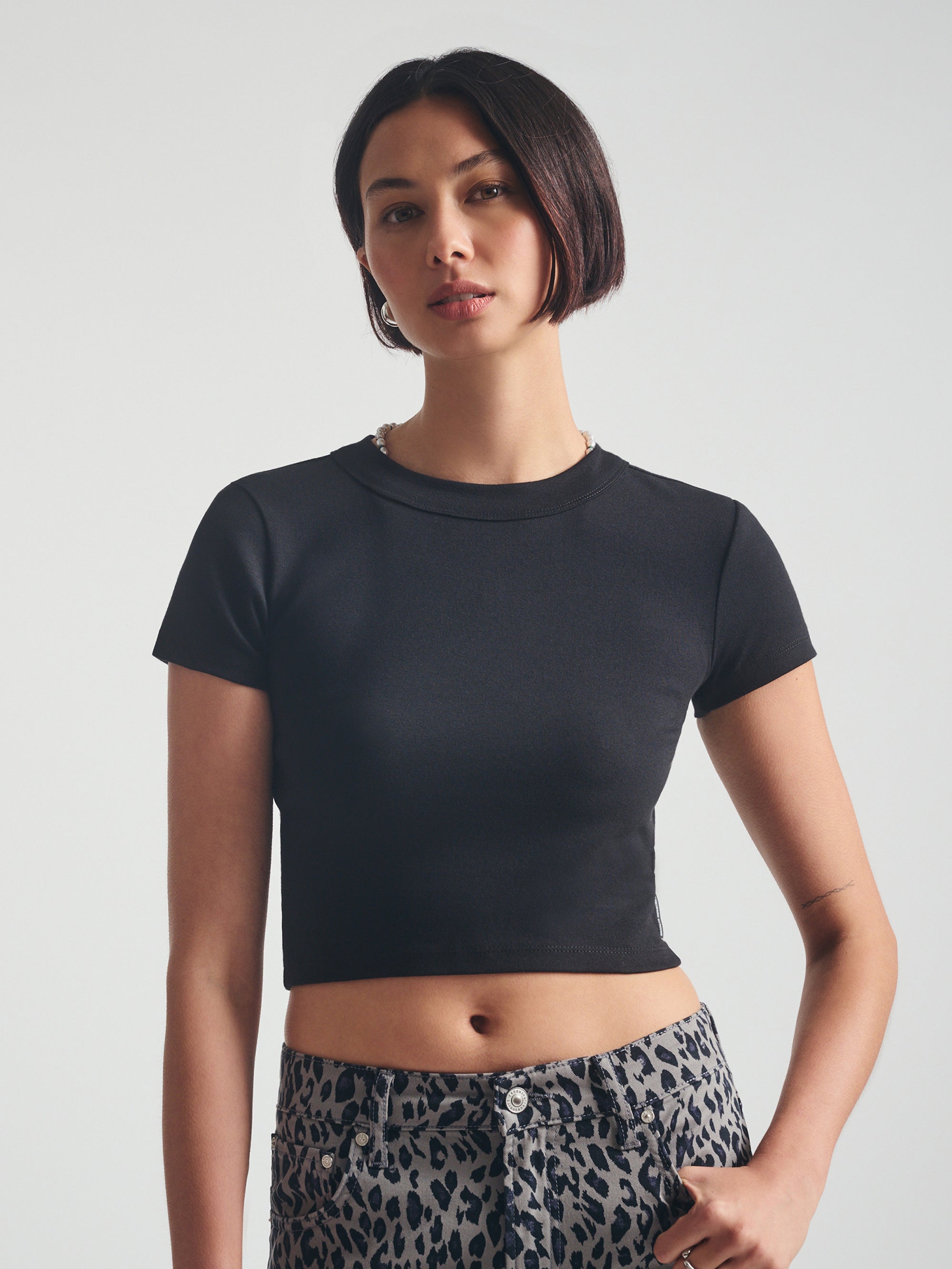 Women's Ribbed Cropped T-Shirt in Black