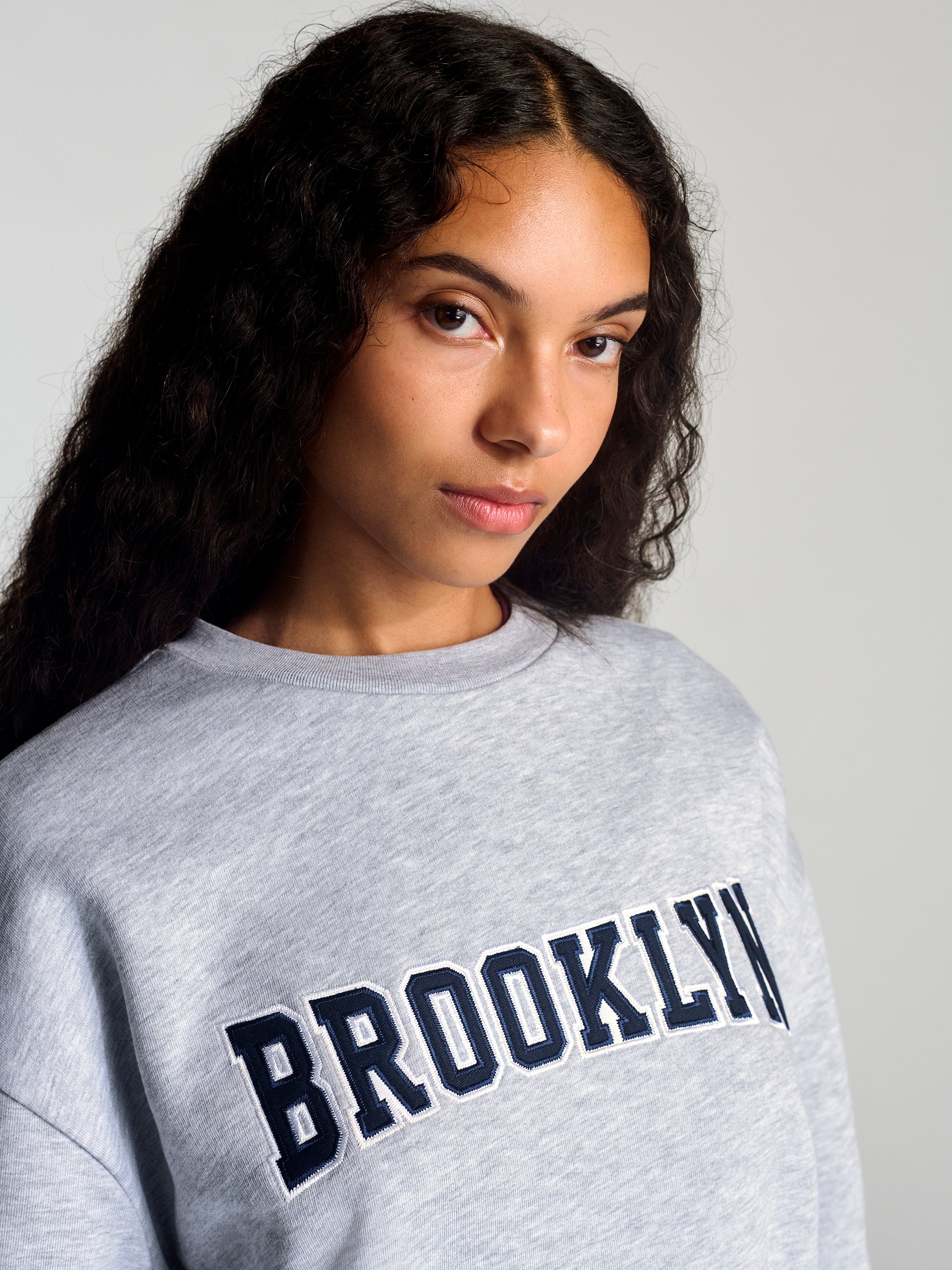 Women's Campus Crew Neck Sweatshirt In Light Grey Melange - BROOKLYN INDUSTRIES