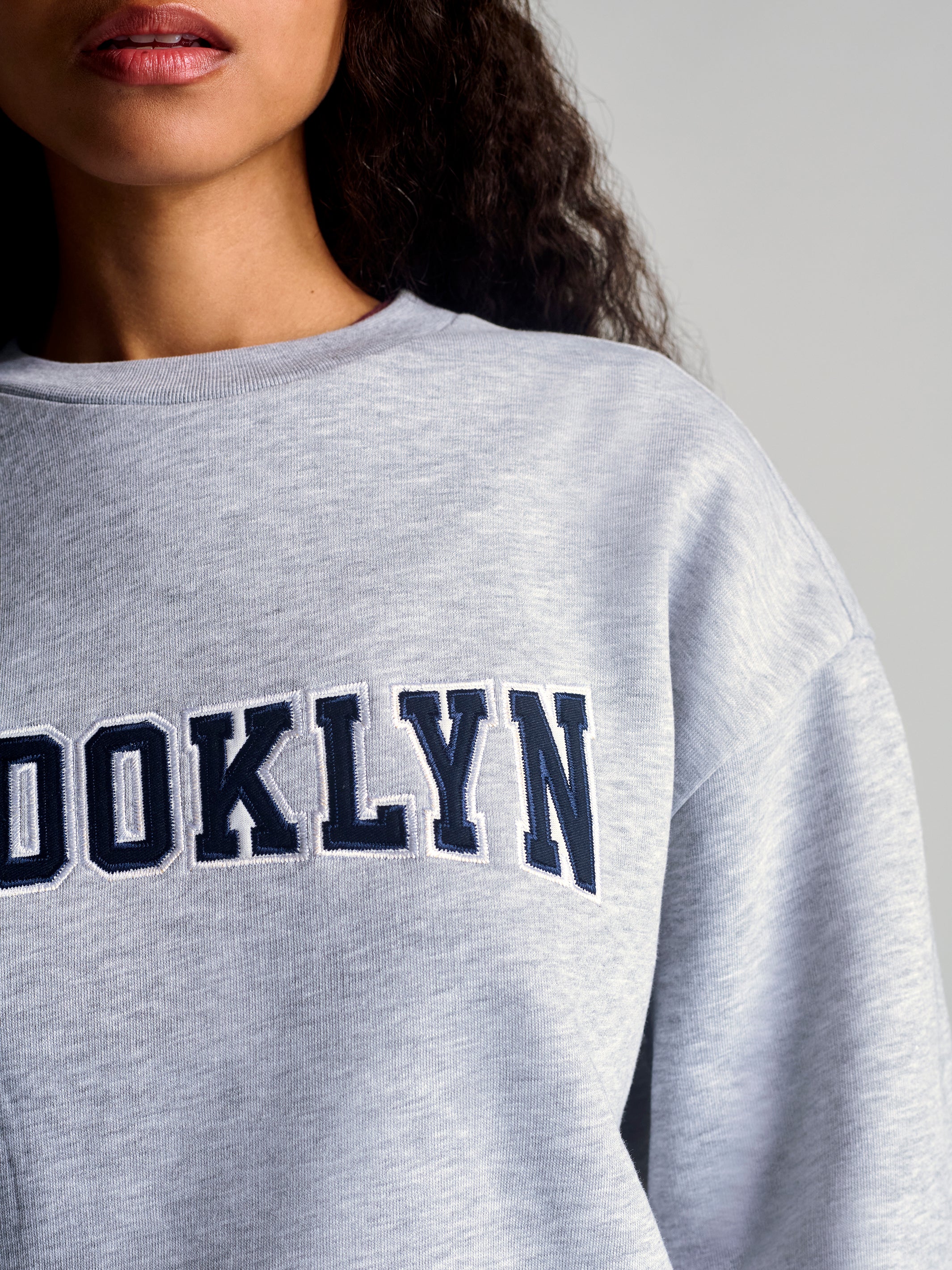 Women's Campus Crew Neck Sweatshirt In Light Grey Melange - BROOKLYN INDUSTRIES