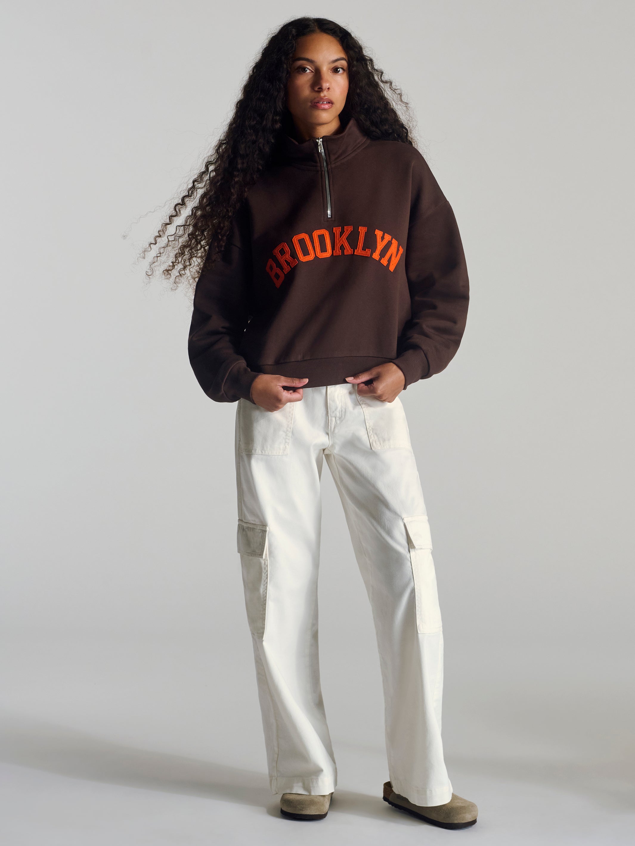 Women's Campus Half Zip Sweatshirt In Coffee Bean - BROOKLYN INDUSTRIES